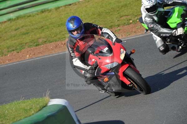 Mallory park Leicestershire;Mallory park photographs;Motorcycle action photographs;event digital images;eventdigitalimages;mallory park;no limits trackday;peter wileman photography;trackday;trackday digital images;trackday photos