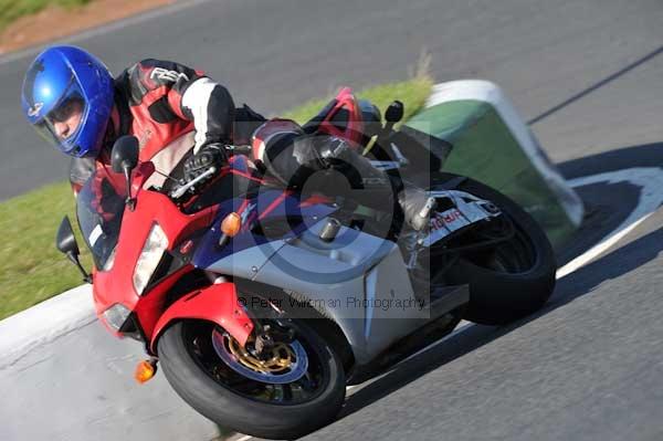 Mallory park Leicestershire;Mallory park photographs;Motorcycle action photographs;event digital images;eventdigitalimages;mallory park;no limits trackday;peter wileman photography;trackday;trackday digital images;trackday photos