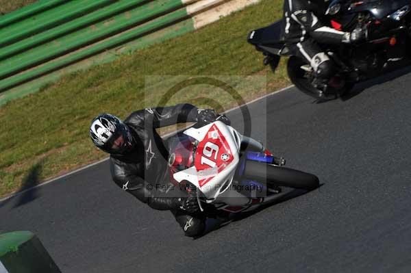 Mallory park Leicestershire;Mallory park photographs;Motorcycle action photographs;event digital images;eventdigitalimages;mallory park;no limits trackday;peter wileman photography;trackday;trackday digital images;trackday photos