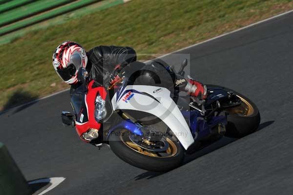 Mallory park Leicestershire;Mallory park photographs;Motorcycle action photographs;event digital images;eventdigitalimages;mallory park;no limits trackday;peter wileman photography;trackday;trackday digital images;trackday photos