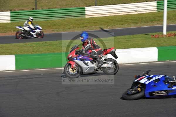 Mallory park Leicestershire;Mallory park photographs;Motorcycle action photographs;event digital images;eventdigitalimages;mallory park;no limits trackday;peter wileman photography;trackday;trackday digital images;trackday photos