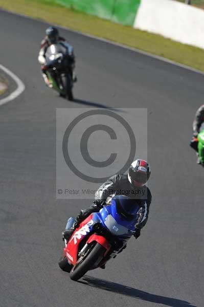 Mallory park Leicestershire;Mallory park photographs;Motorcycle action photographs;event digital images;eventdigitalimages;mallory park;no limits trackday;peter wileman photography;trackday;trackday digital images;trackday photos