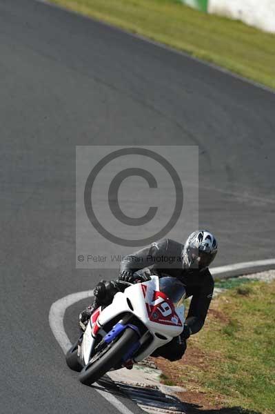 Mallory park Leicestershire;Mallory park photographs;Motorcycle action photographs;event digital images;eventdigitalimages;mallory park;no limits trackday;peter wileman photography;trackday;trackday digital images;trackday photos