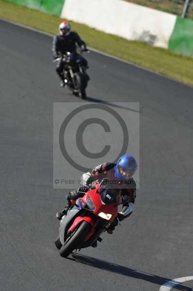 Mallory park Leicestershire;Mallory park photographs;Motorcycle action photographs;event digital images;eventdigitalimages;mallory park;no limits trackday;peter wileman photography;trackday;trackday digital images;trackday photos