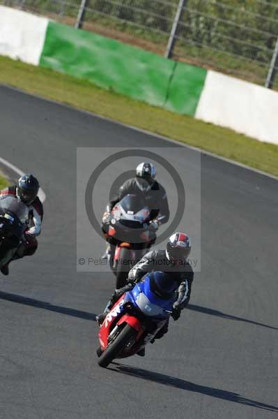 Mallory park Leicestershire;Mallory park photographs;Motorcycle action photographs;event digital images;eventdigitalimages;mallory park;no limits trackday;peter wileman photography;trackday;trackday digital images;trackday photos