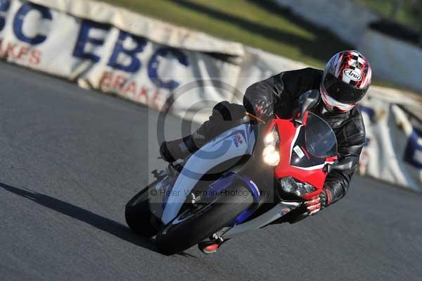 Mallory park Leicestershire;Mallory park photographs;Motorcycle action photographs;event digital images;eventdigitalimages;mallory park;no limits trackday;peter wileman photography;trackday;trackday digital images;trackday photos