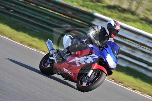 Mallory park Leicestershire;Mallory park photographs;Motorcycle action photographs;event digital images;eventdigitalimages;mallory park;no limits trackday;peter wileman photography;trackday;trackday digital images;trackday photos