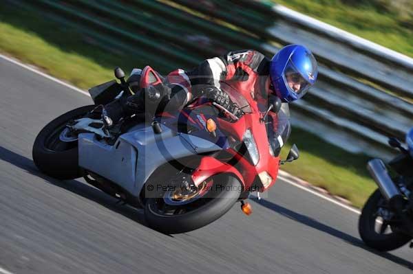 Mallory park Leicestershire;Mallory park photographs;Motorcycle action photographs;event digital images;eventdigitalimages;mallory park;no limits trackday;peter wileman photography;trackday;trackday digital images;trackday photos