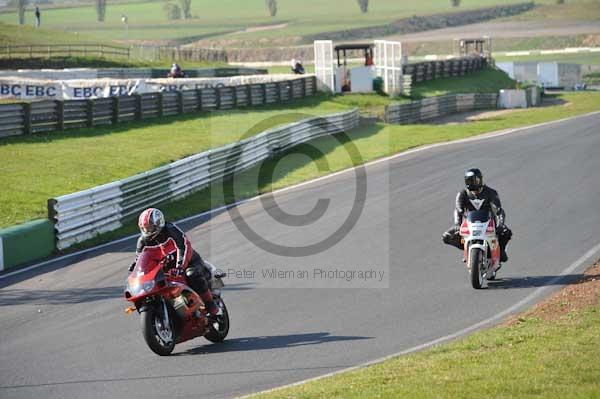 Mallory park Leicestershire;Mallory park photographs;Motorcycle action photographs;event digital images;eventdigitalimages;mallory park;no limits trackday;peter wileman photography;trackday;trackday digital images;trackday photos