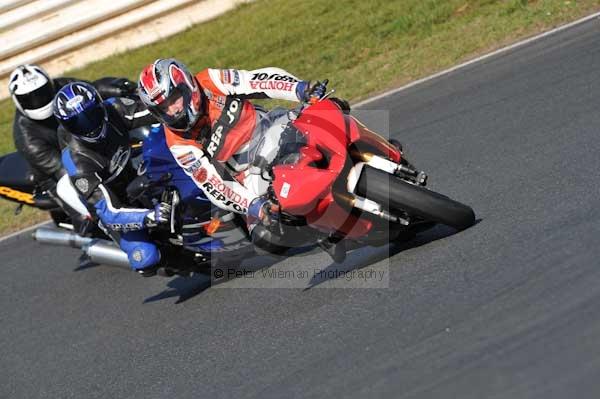 Mallory park Leicestershire;Mallory park photographs;Motorcycle action photographs;event digital images;eventdigitalimages;mallory park;no limits trackday;peter wileman photography;trackday;trackday digital images;trackday photos