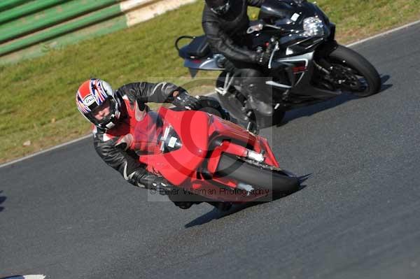 Mallory park Leicestershire;Mallory park photographs;Motorcycle action photographs;event digital images;eventdigitalimages;mallory park;no limits trackday;peter wileman photography;trackday;trackday digital images;trackday photos