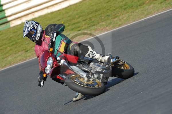 Mallory park Leicestershire;Mallory park photographs;Motorcycle action photographs;event digital images;eventdigitalimages;mallory park;no limits trackday;peter wileman photography;trackday;trackday digital images;trackday photos