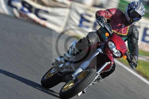 Mallory park Leicestershire;Mallory park photographs;Motorcycle action photographs;event digital images;eventdigitalimages;mallory park;no limits trackday;peter wileman photography;trackday;trackday digital images;trackday photos