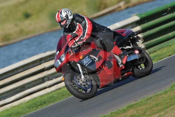 Mallory park Leicestershire;Mallory park photographs;Motorcycle action photographs;event digital images;eventdigitalimages;mallory park;no limits trackday;peter wileman photography;trackday;trackday digital images;trackday photos