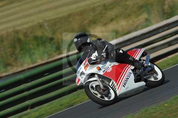 Mallory park Leicestershire;Mallory park photographs;Motorcycle action photographs;event digital images;eventdigitalimages;mallory park;no limits trackday;peter wileman photography;trackday;trackday digital images;trackday photos