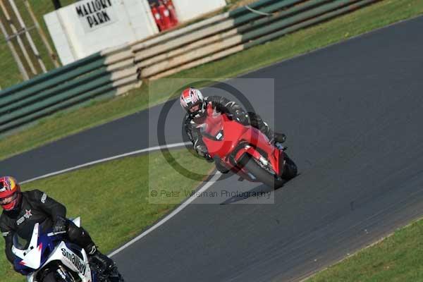 Mallory park Leicestershire;Mallory park photographs;Motorcycle action photographs;event digital images;eventdigitalimages;mallory park;no limits trackday;peter wileman photography;trackday;trackday digital images;trackday photos