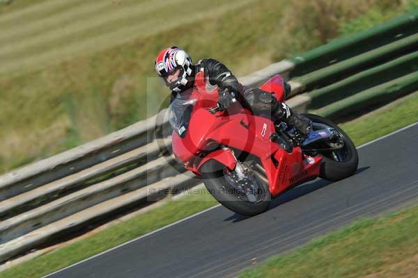 Mallory park Leicestershire;Mallory park photographs;Motorcycle action photographs;event digital images;eventdigitalimages;mallory park;no limits trackday;peter wileman photography;trackday;trackday digital images;trackday photos