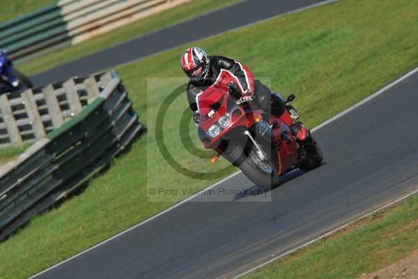 Mallory park Leicestershire;Mallory park photographs;Motorcycle action photographs;event digital images;eventdigitalimages;mallory park;no limits trackday;peter wileman photography;trackday;trackday digital images;trackday photos