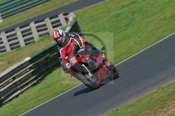 Mallory park Leicestershire;Mallory park photographs;Motorcycle action photographs;event digital images;eventdigitalimages;mallory park;no limits trackday;peter wileman photography;trackday;trackday digital images;trackday photos