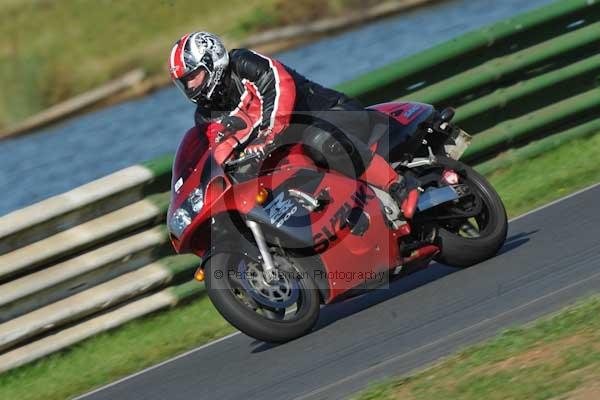 Mallory park Leicestershire;Mallory park photographs;Motorcycle action photographs;event digital images;eventdigitalimages;mallory park;no limits trackday;peter wileman photography;trackday;trackday digital images;trackday photos