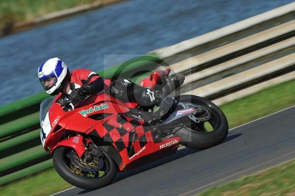 Mallory park Leicestershire;Mallory park photographs;Motorcycle action photographs;event digital images;eventdigitalimages;mallory park;no limits trackday;peter wileman photography;trackday;trackday digital images;trackday photos