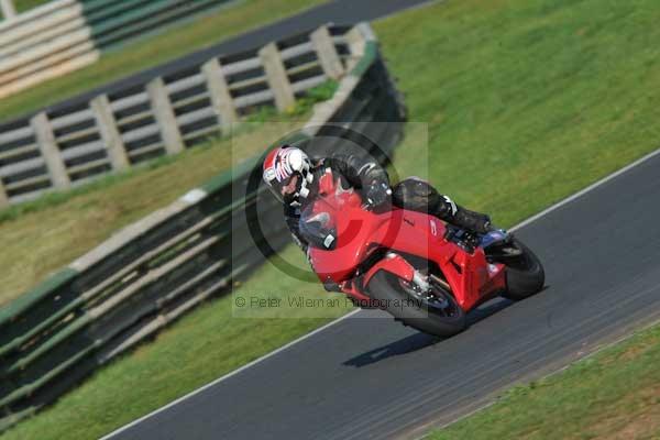 Mallory park Leicestershire;Mallory park photographs;Motorcycle action photographs;event digital images;eventdigitalimages;mallory park;no limits trackday;peter wileman photography;trackday;trackday digital images;trackday photos