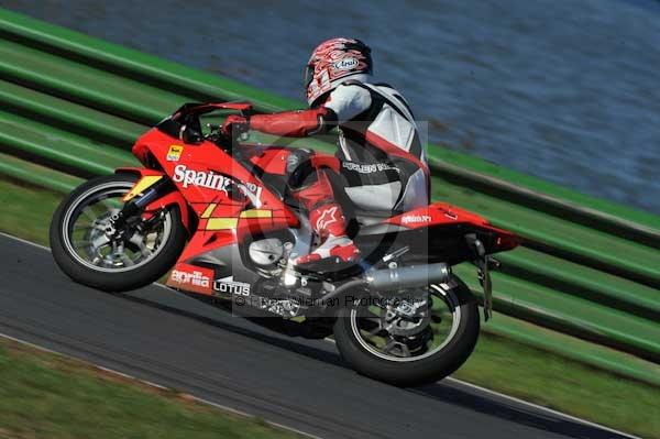 Mallory park Leicestershire;Mallory park photographs;Motorcycle action photographs;event digital images;eventdigitalimages;mallory park;no limits trackday;peter wileman photography;trackday;trackday digital images;trackday photos