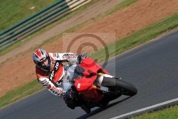 Mallory park Leicestershire;Mallory park photographs;Motorcycle action photographs;event digital images;eventdigitalimages;mallory park;no limits trackday;peter wileman photography;trackday;trackday digital images;trackday photos