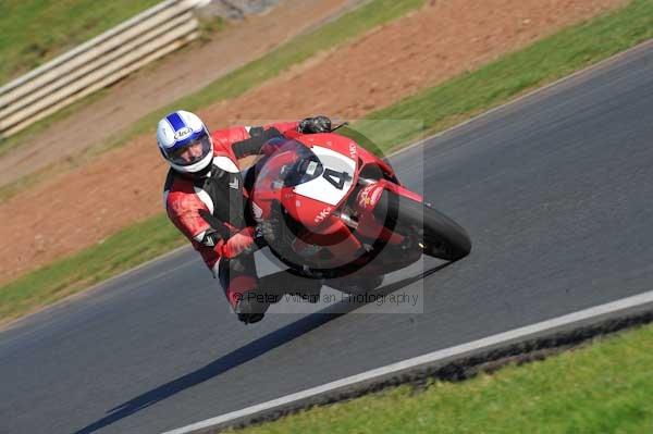 Mallory park Leicestershire;Mallory park photographs;Motorcycle action photographs;event digital images;eventdigitalimages;mallory park;no limits trackday;peter wileman photography;trackday;trackday digital images;trackday photos