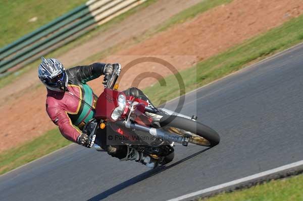 Mallory park Leicestershire;Mallory park photographs;Motorcycle action photographs;event digital images;eventdigitalimages;mallory park;no limits trackday;peter wileman photography;trackday;trackday digital images;trackday photos