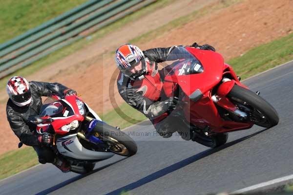 Mallory park Leicestershire;Mallory park photographs;Motorcycle action photographs;event digital images;eventdigitalimages;mallory park;no limits trackday;peter wileman photography;trackday;trackday digital images;trackday photos