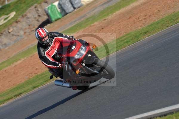 Mallory park Leicestershire;Mallory park photographs;Motorcycle action photographs;event digital images;eventdigitalimages;mallory park;no limits trackday;peter wileman photography;trackday;trackday digital images;trackday photos