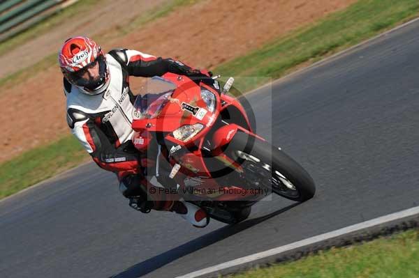 Mallory park Leicestershire;Mallory park photographs;Motorcycle action photographs;event digital images;eventdigitalimages;mallory park;no limits trackday;peter wileman photography;trackday;trackday digital images;trackday photos