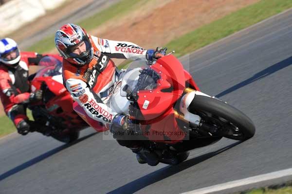 Mallory park Leicestershire;Mallory park photographs;Motorcycle action photographs;event digital images;eventdigitalimages;mallory park;no limits trackday;peter wileman photography;trackday;trackday digital images;trackday photos