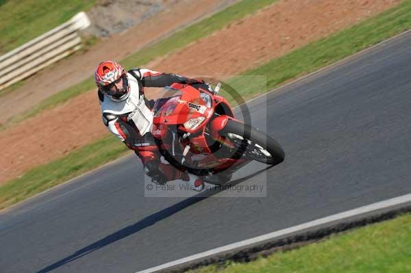 Mallory park Leicestershire;Mallory park photographs;Motorcycle action photographs;event digital images;eventdigitalimages;mallory park;no limits trackday;peter wileman photography;trackday;trackday digital images;trackday photos