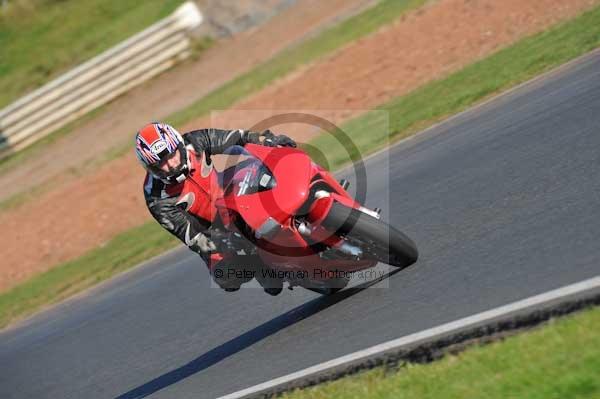 Mallory park Leicestershire;Mallory park photographs;Motorcycle action photographs;event digital images;eventdigitalimages;mallory park;no limits trackday;peter wileman photography;trackday;trackday digital images;trackday photos