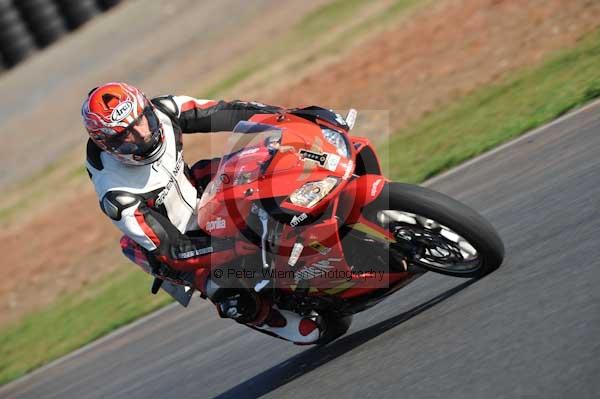 Mallory park Leicestershire;Mallory park photographs;Motorcycle action photographs;event digital images;eventdigitalimages;mallory park;no limits trackday;peter wileman photography;trackday;trackday digital images;trackday photos