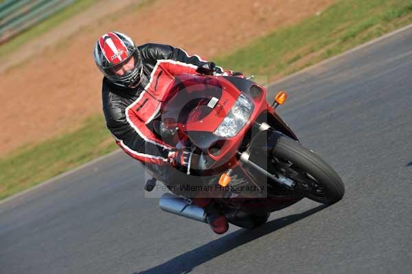 Mallory park Leicestershire;Mallory park photographs;Motorcycle action photographs;event digital images;eventdigitalimages;mallory park;no limits trackday;peter wileman photography;trackday;trackday digital images;trackday photos