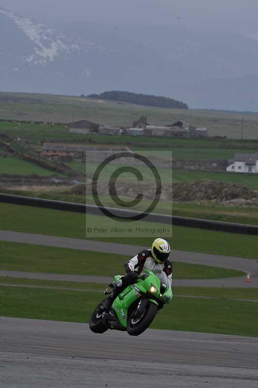 Motorcycle action photographs;anglesey circuit;anglesey trackday photographs;event digital images;eventdigitalimages;no limits trackday;oulton park circuit cheshire;peter wileman photography;trackday;trackday digital images;trackday photos;ty croes circuit wales