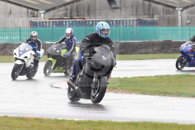 Motorcycle action photographs;Trackday digital images;event digital images;eventdigitalimages;no limits trackday;peter wileman photography;snetterton;snetterton circuit norfolk;snetterton photographs;trackday;trackday photos