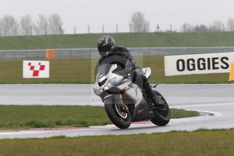 Motorcycle action photographs;Trackday digital images;event digital images;eventdigitalimages;no limits trackday;peter wileman photography;snetterton;snetterton circuit norfolk;snetterton photographs;trackday;trackday photos