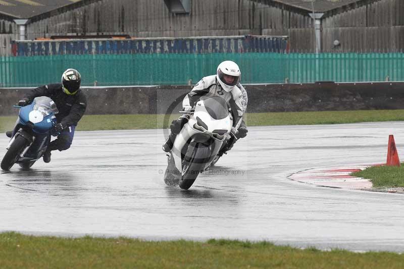 Motorcycle action photographs;Trackday digital images;event digital images;eventdigitalimages;no limits trackday;peter wileman photography;snetterton;snetterton circuit norfolk;snetterton photographs;trackday;trackday photos