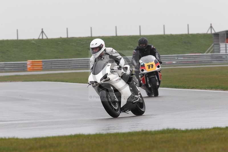 Motorcycle action photographs;Trackday digital images;event digital images;eventdigitalimages;no limits trackday;peter wileman photography;snetterton;snetterton circuit norfolk;snetterton photographs;trackday;trackday photos