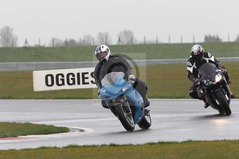 Motorcycle action photographs;Trackday digital images;event digital images;eventdigitalimages;no limits trackday;peter wileman photography;snetterton;snetterton circuit norfolk;snetterton photographs;trackday;trackday photos