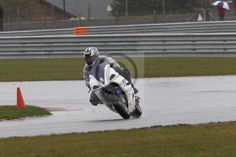 Motorcycle action photographs;Trackday digital images;event digital images;eventdigitalimages;no limits trackday;peter wileman photography;snetterton;snetterton circuit norfolk;snetterton photographs;trackday;trackday photos