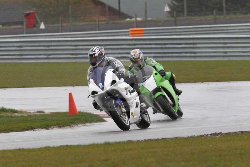 Motorcycle action photographs;Trackday digital images;event digital images;eventdigitalimages;no limits trackday;peter wileman photography;snetterton;snetterton circuit norfolk;snetterton photographs;trackday;trackday photos