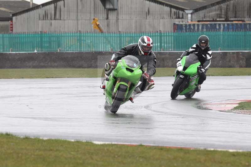 Motorcycle action photographs;Trackday digital images;event digital images;eventdigitalimages;no limits trackday;peter wileman photography;snetterton;snetterton circuit norfolk;snetterton photographs;trackday;trackday photos