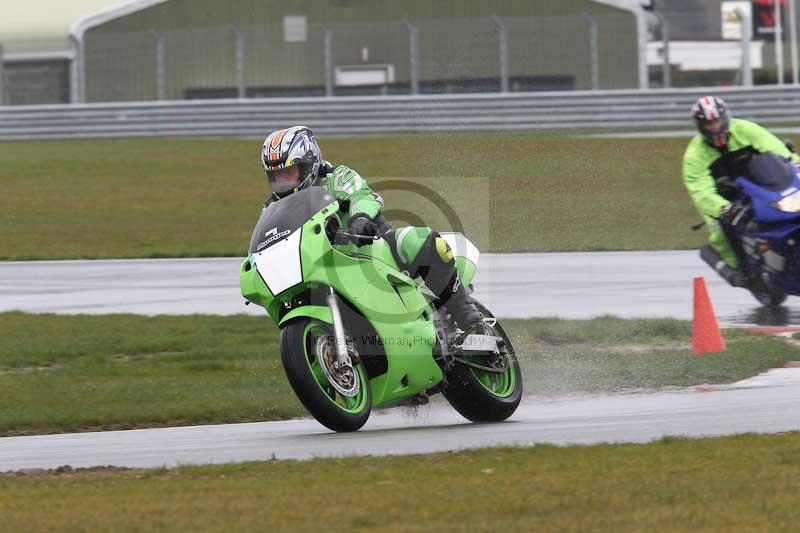 Motorcycle action photographs;Trackday digital images;event digital images;eventdigitalimages;no limits trackday;peter wileman photography;snetterton;snetterton circuit norfolk;snetterton photographs;trackday;trackday photos