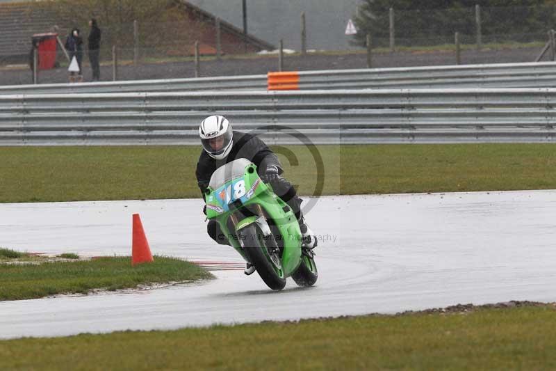 Motorcycle action photographs;Trackday digital images;event digital images;eventdigitalimages;no limits trackday;peter wileman photography;snetterton;snetterton circuit norfolk;snetterton photographs;trackday;trackday photos