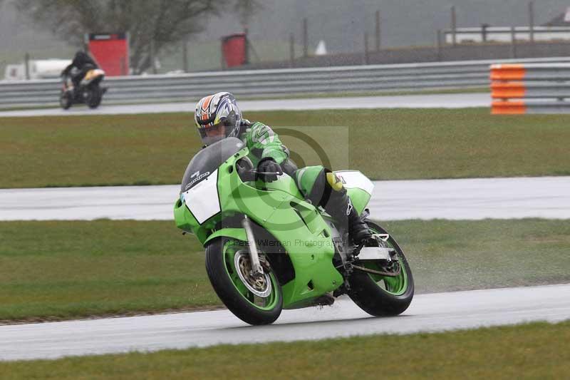 Motorcycle action photographs;Trackday digital images;event digital images;eventdigitalimages;no limits trackday;peter wileman photography;snetterton;snetterton circuit norfolk;snetterton photographs;trackday;trackday photos